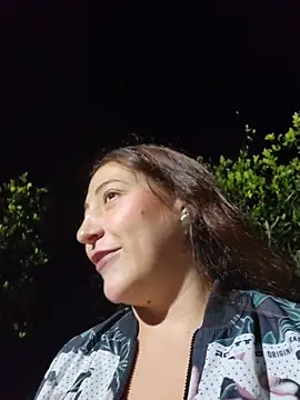 vickyhoult (F young) - Make me shake my boobies on public