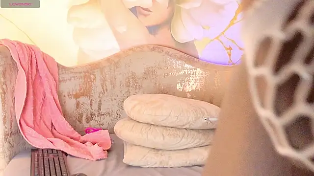 nylaroyale_cr webcam