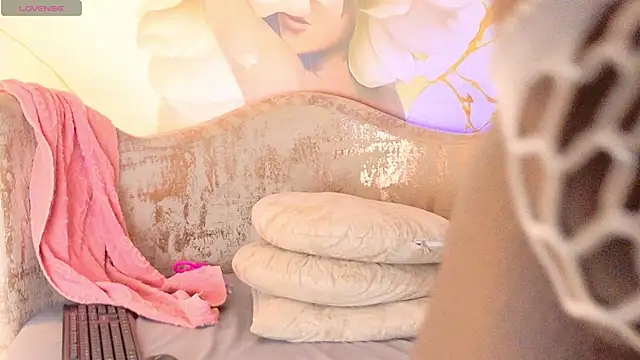 nylaroyale_cr webcam