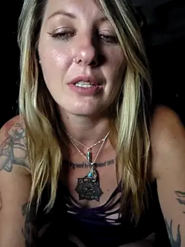 SheIsSomething webcam