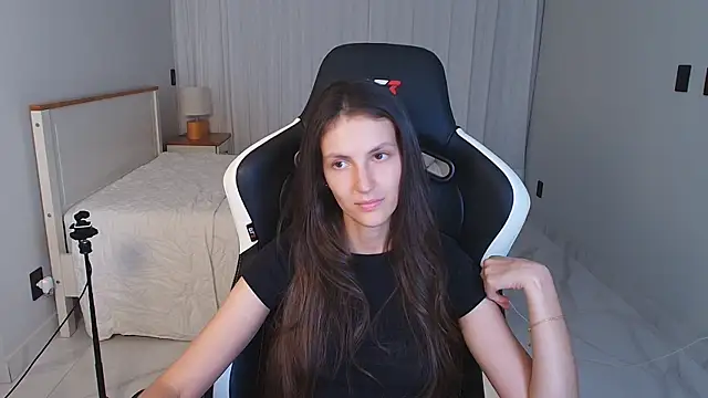 upssnowy (F young) - show boobies