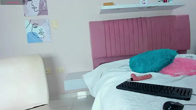 Sophie_Ross18's room