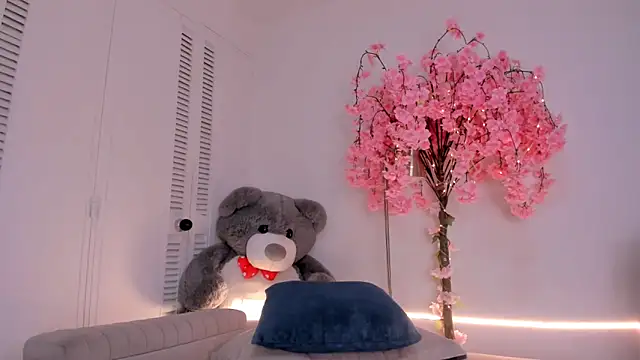 kitty_miaa (F young) - take my panty off + taste my pussy