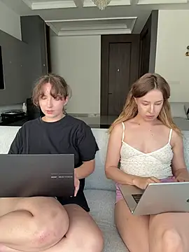 Nura_n_Sarah webcam