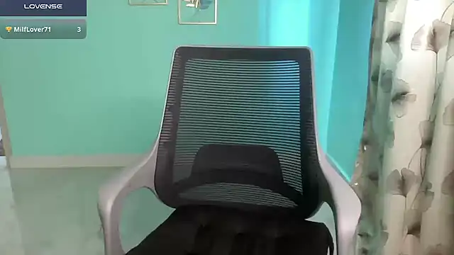 Romantic-Rascal webcam