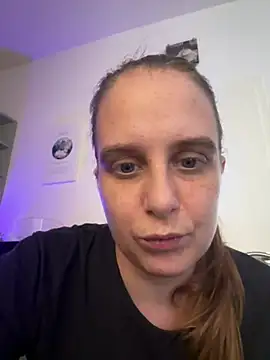 Webcam Model (Chantalee) is live