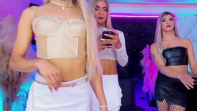 Queens_Wonders_Blonders's room