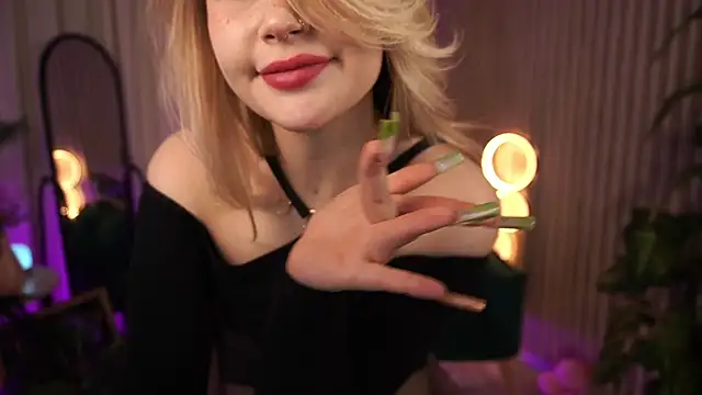 LauraWifeness webcam