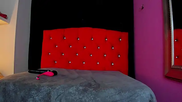 ScarletBigTitties webcam