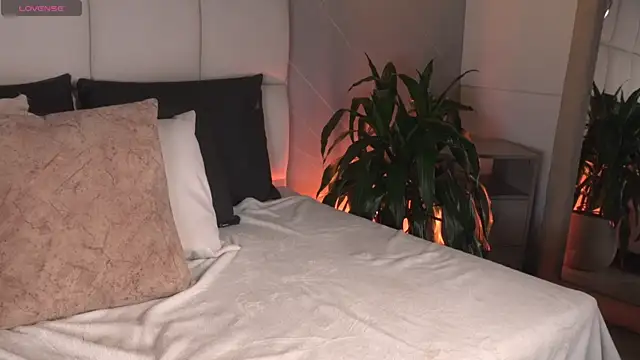 SaraMonroe1 - Live Cams