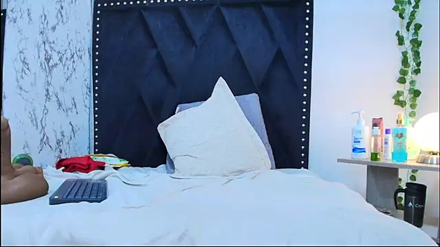 rachele_x (F milf) - play with my delicious torso 🥵