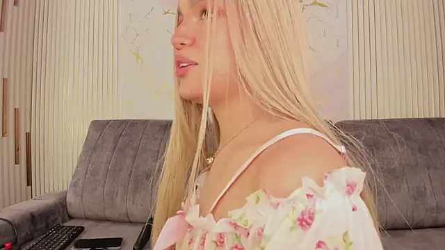 NhoanBrunette webcam