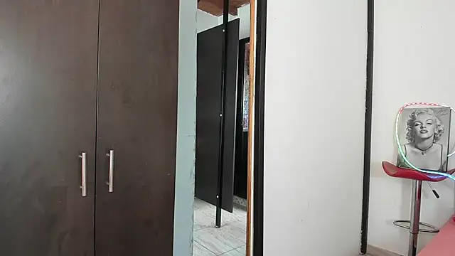 LatinaQueen23 webcam