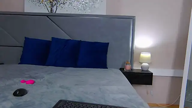 nicolerosss (F young) - 1 fingers in ass play