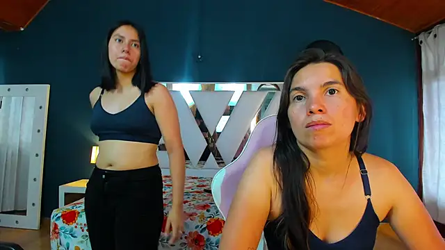 Emily_and_Soffy webcam