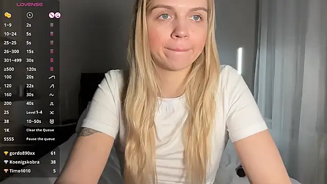 AlexaDeviliciouss webcam