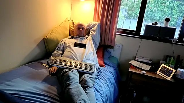 DaddyCumBumZA webcam