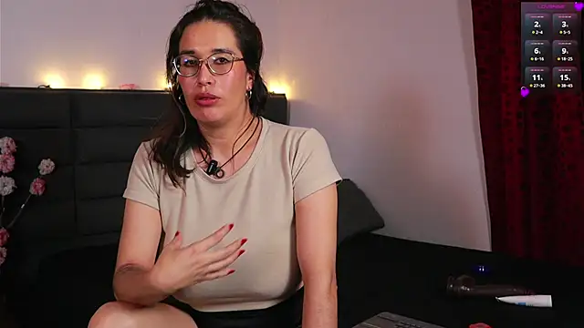 kathieandpovcock1 (Ask my age) - 2 fingers in my pussy while i suck cock