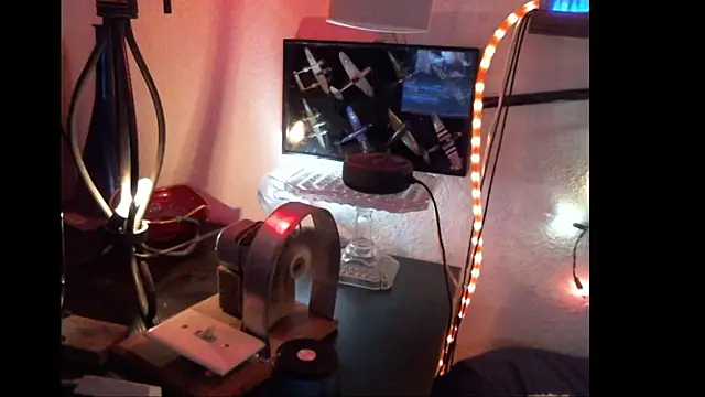 Pussyeat2please webcam