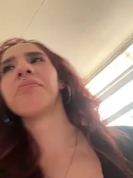 elodie_rouge (F young) - rub you nipples