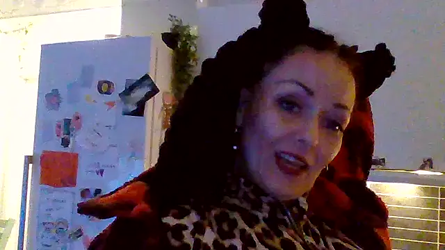 shyhornymommy webcam