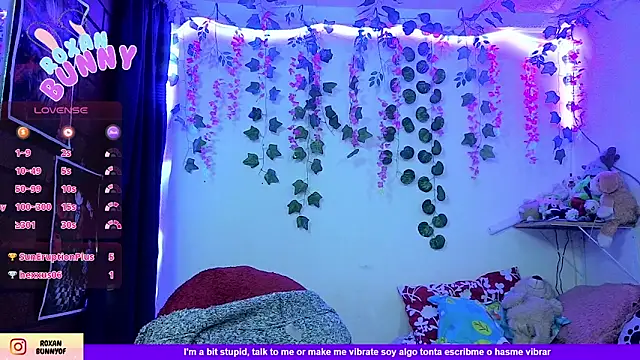 roxanbunny1 (Ask my age) - shirt off