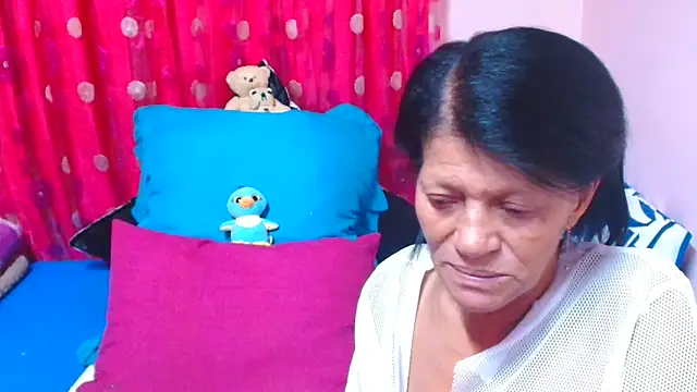 sluttyroxy (Ask my age) - tips appreciated plz Gents