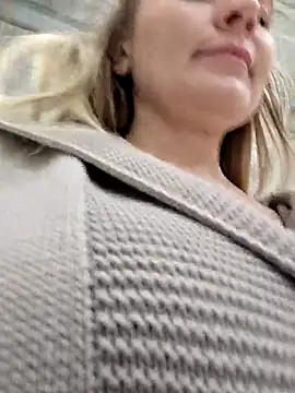 bondgirl_013 (F milf) - Squirt in leggings in shopping area LT5m