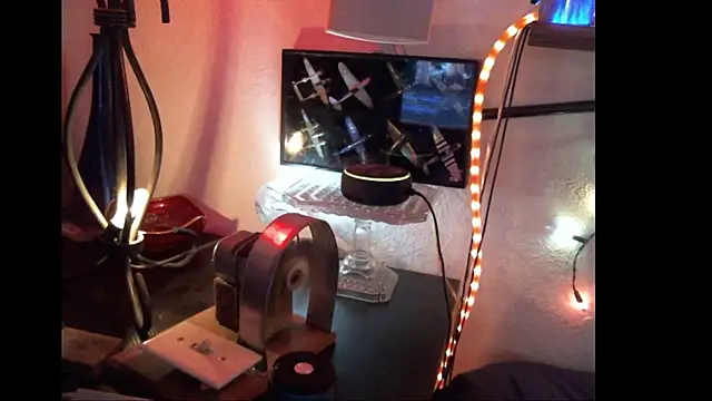 Pussyeat2please webcam