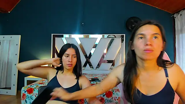 Emily_and_Soffy webcam