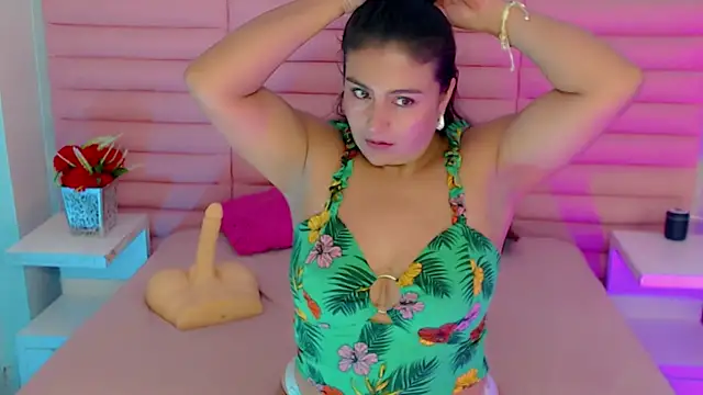 scarleth_whisper webcam