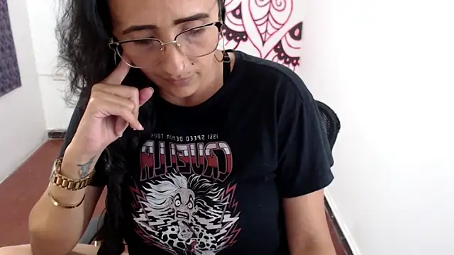 Lucyy_Naugthy webcam