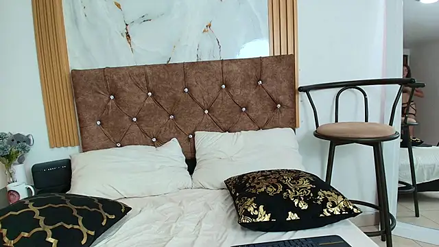 scarlet_fox75 webcam