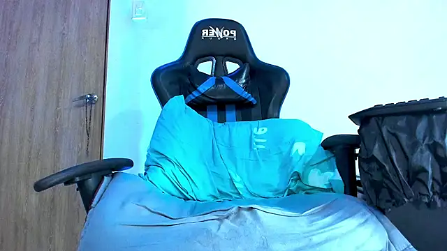 hugeeblackcock webcam