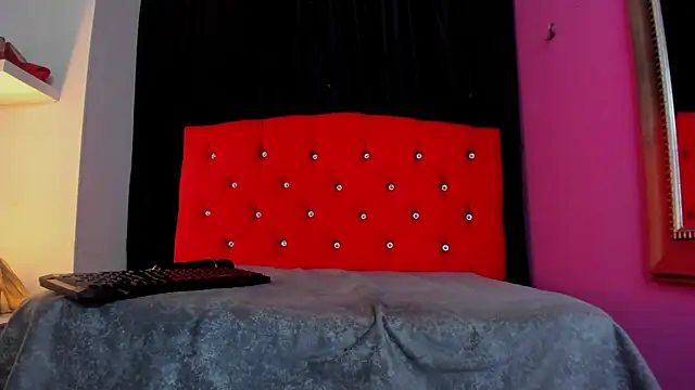 ScarletBigTitties webcam