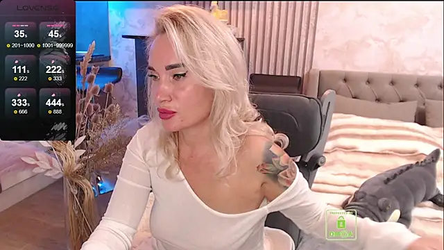 FreeBerryMILF webcam