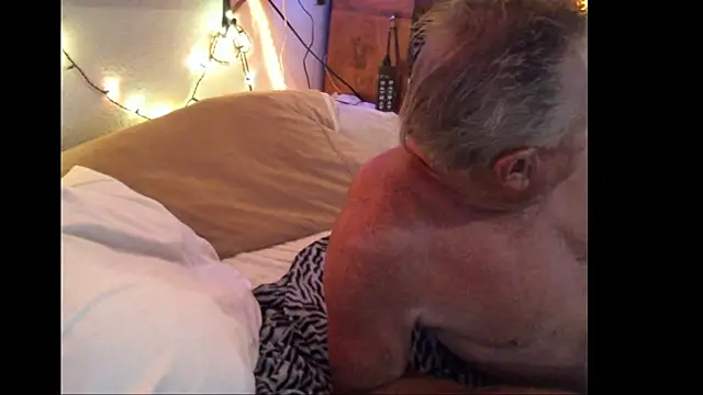 Pussyeat2please webcam