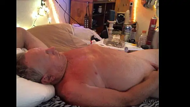 Pussyeat2please webcam