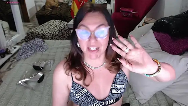 myrnasexxx (F mature) - mi leche al completo