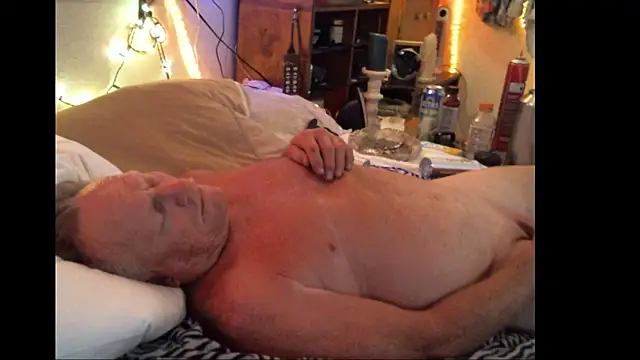 Pussyeat2please webcam