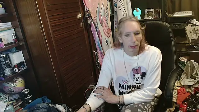 ombeline1 (Ask my age) - add earr piercing