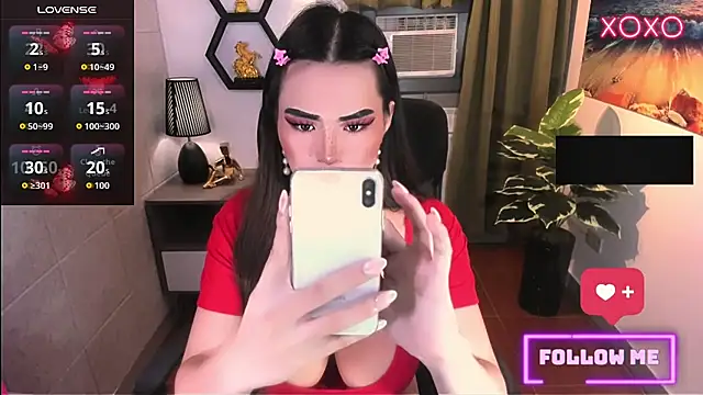 HugeSurpriseLianeTs webcam