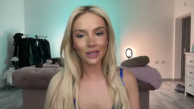 naughtyblondex (F teen) - LEGS OPEN rub pussy  ;)