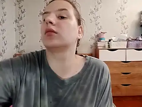 symmetryinvoid (F teen) - I'll cut my clothes.