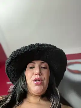  LittleMissEeve chat room