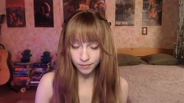 friendly_ellie (F young) - ass tease