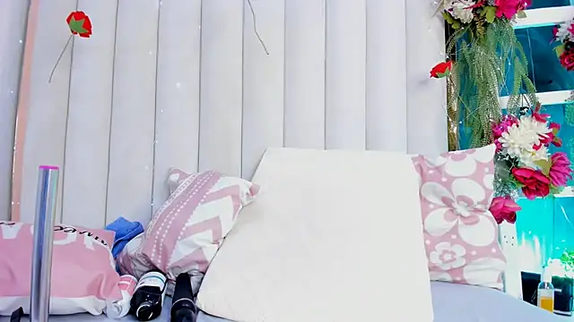 Isabella_falcon webcam