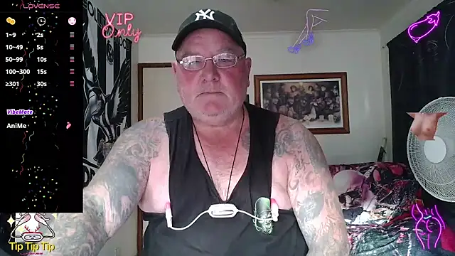 kinkyblueyes69 (M mature) - NAKED