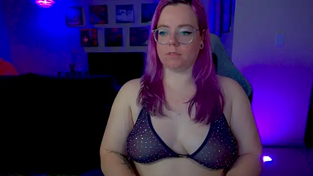 KiraSpitQueen webcam