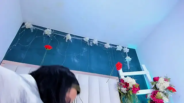 Isabella_falcon webcam